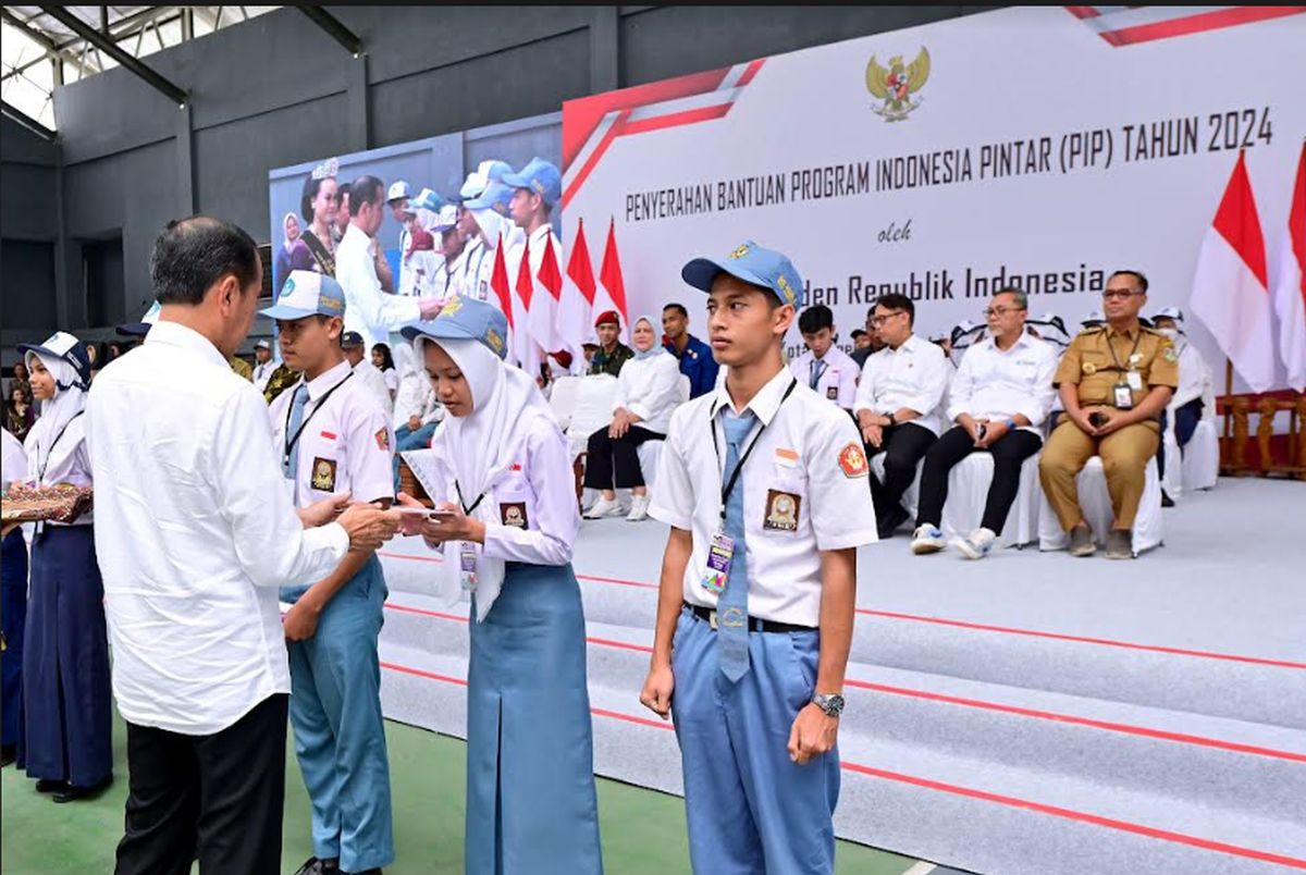 Presiden Joko Widodo menyerahkan bantuan Program Indonesia Pintar (PIP)